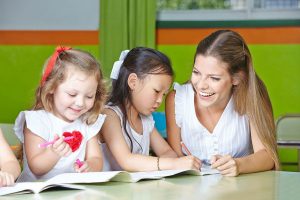 Erzieherin mit Kindern