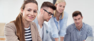 Keyvisual für die Section Ausbildung: Menschen am Laptop